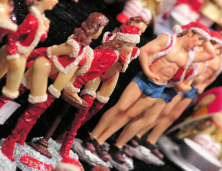 6305_PC020012 Angebot Weihnachtsmarkt - weihnachtliche Plastikfiguren, Männer + Frauen. | Adventszeit  in Hamburg - Weihnachtsmarkt - VOL. 2